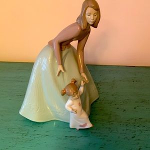 Mother and daughter Lladro figurine